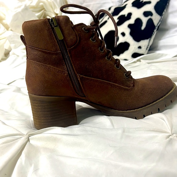 Brown boots with heel - Picture 2 of 2